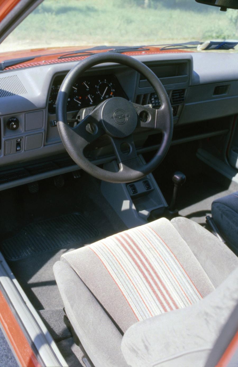 Интерьер Opel Corsa GSi (A) 1988 года  (фото 3 из 21)
